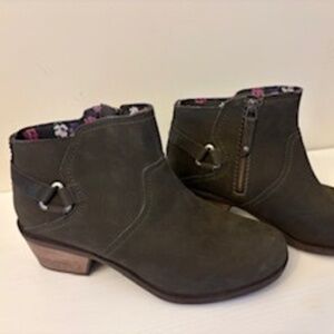 Teva short brown boots